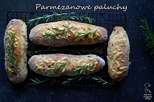 Drożdżowe paluchy z parmezanem