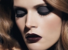 Jesień w czerni. Zawsze mowie, że  czerń na w sobie coś. Jest drapieżna, przykuwa wzrok innych. Według mnie propozycja tego makijażu jest dobrym pomysłem na jesienne wyjścia.