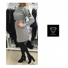 Nasza propozycja z by o la la już oczekuje na Was Kochani.
Sukienka z grubszej dzianiny, niezwykle miłej w dotyku, z przodu zawiązywana na czarną taśmę a na rękawie logo marki.
...