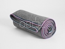 Drugie życie wojskowego, wełnianego koca. Kolorowa lamówka nadała mu charakteru.