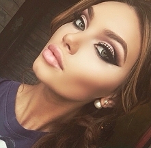 Dla osób które nie przepadają za ciemnymi wyrazistymi kolorami, proponuje delikatne cieliste odcienie do powiek, smoky eyes który stworzy piękny i głęboki makijaż oraz usta różo...