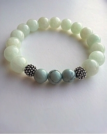 Mam na sprzedaż zrobioną przeze mnie bransoletkę z kamiennych koralików koloru błękitnego oraz szarego, wielkość koralików 10 mm i 8 mm, na elastycznej gumce, srebrne dodatki, k...