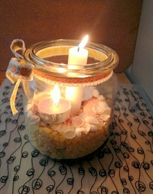 Romantyczny świecznik ze zwykłego słoika. Czyż nie jest niezwykły efekt? Zapraszamy na naszego bloga i tablice!