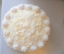 torcik a'la raffaello, bardzo słodki i kokosowy.