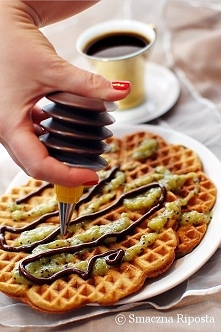 Chrupiące gofry z espresso z puree z kiwi i polewą z czekolady