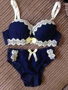 NA SPRZEDAZ NOWY KOMPLET BIELIZNY ROZMIAR 75B MALUTKI PUSH UP.