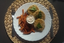 Aromatyczne wegeburgery z ciecierzycy i frytki z marchewki