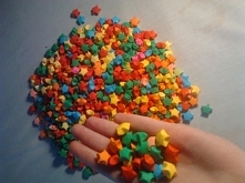 Gwiazdki szczęścia. Sprzedje ręcznie wykonane papierowe gwiazdki o średnicy około 1 cm. Są idealnym dopełnieniem każdego prezentu i ozdobą. Wystarczy je wsypać do wazonu a będą ...