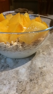 Na śniadanie standardowo owsianka ❤️ ale dzisiaj dodatkiem były kaki, niesamowicie pyszny owoc niestety kaloryczny na 100g-127kcal jednak od czasu do czasu wpadnie do mojej diet...