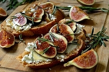 lekkie kanapki z figami, miodem, rozmarynem i serkiem kozim. Pycha, zdrowa i wspomagająca odchudzanie wersja śniadaniowa.