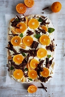 Proste, ale efektowne ciasto bezowe z pysznym kremem śmietankowo-budyniowym (na bazie mascarpone) z mandarynkami i czekoladą <3