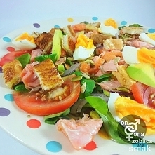 Sałatka z wędzonym łososiem i roszponką, to idealne zestawienie witamin, które możemy sobie zaserwować na lekki lunch do pracy lub na kolację. Intensywność łososia, ciekawy, kre...