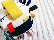 Zainspiruj się: Pierwszy prezent dla niemowlaka zrobiony samodzielnie. Sensoryczna kostka DIY.