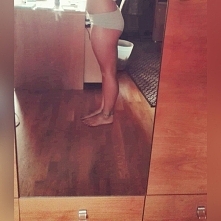 mam pytanie mam podobne uda jak dziewczyna na tym obrazku i jak mogę z nich schudnąć. chodzi mi o ćwiczenia.