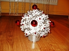 kula stojąca biała z czerwonymi elementami