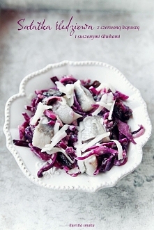 SAŁATKA ŚLEDZIOWA Z CZERWON...