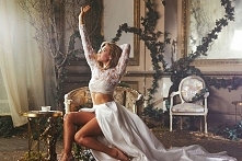 *jestem wszystkim czego nie mam 
furtką bez ogrodu *

~Krystyna Miłobędzka