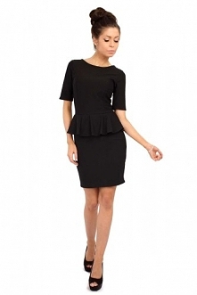 Ołówkowa dzianinowa sukienka z dekoracyjna baskinką