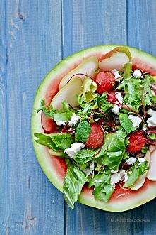 Sałatka z arbuza, gruszki i owczego sera z balsamico