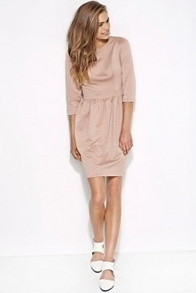 Różowa pikowana sukienka przed kolano