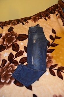 SPRZEDAM.Nowe spodnie typu Boyfrend. Raz nałożone. Bez wad. Posiadają trzy delikatne przetarcia. 
Długość nogawki: 100-101 cm 
Obwód pasa: 37*2