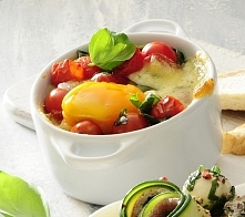 Zapiekane caprese z jajkiem Składniki miękkie masło kiść pomidorów koktajlowych 15 dag mozzarelli (najlepiej małych kulek) 8–10 świeżych liści bazylii 4–8 jajek wg uznania sól m...