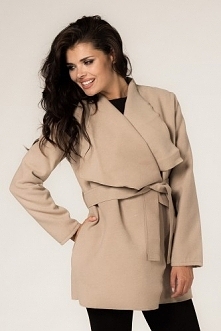 Beżowy płaszcz damski o luźnym fasonie