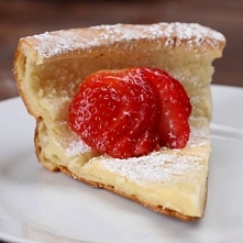 German pancake z truskawkami :-)
www. facebook. com/buzzfeedtasty/videos/1678431422409500/