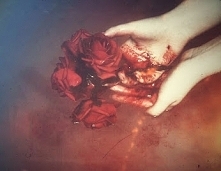 "Jest na świecie taki rodzaj smutku, którego nie można wyrazić łzami. Nie można go nikomu wytłumaczyć. Nie mogąc przybrać żadnego kształtu, osiada ciasno na dnie serca jak ...