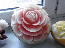 kwiat wycięty w arbuzie