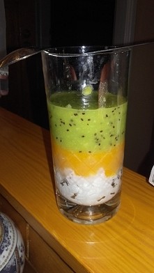 Szybki Deser :) 
Składniki na 2 porcje:
*3 kiwi
*1 khaki
*5 łyżek płatków ryżowych

Płatki zalać gorącą wodą, owoce zmiksować i ułożyć warstwami :)