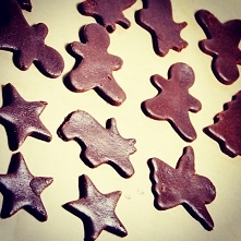 Przygotowania do świąt czas zacząć :) Już wkrótce na blogu przepis na kakaowe pierniczki. Pierwsza blacha własnie wędruje do pieca - MNIAM! pinchofkitchen.pl