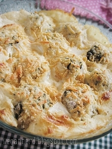 Kulki szpinakowe w beszamelu
parę pęczków świeżego szpinaku
1/5 szklanki ugotowanego białego ryżu
łyżka mąki albo grysiku
łyżka octu ryżowego
3 ząbki czosnku
sól

1 szklanka mle...