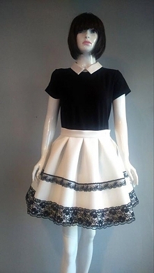 biala rozkloszowana z koronką