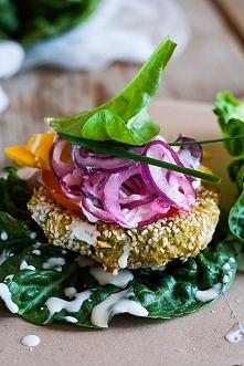 AWOKADO BURGER
2 dojrzałe awokado*
szklanka kaszy jaglanej
mała cebulka
szczypta soli
świeże zioła
2 łyżki mąki z cieciorki lub bułki tartej
sezam

mała sałata rzymska
mango
pom...