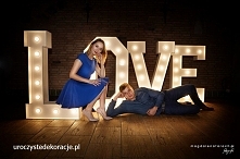 Swiecący napis LOVE na sesj...