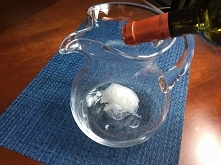 Twoje wino po otwarciu okropnie pachnie? To skaza korkowa! Na szczęście, możesz temu zaradzić