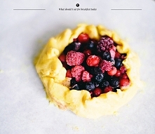 Galette z miksem owoców i migdałami.