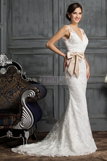 Koronkowa suknia ślubna z trenem