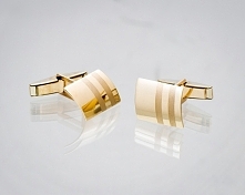 Złote spinki do mankietów.