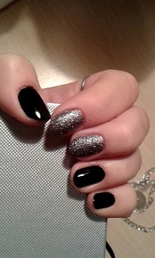 Niestety musiałam obciąć paznokcie... Wypadek na lekcji wf :-/ paznokcie już gotowe na ostatki :-)