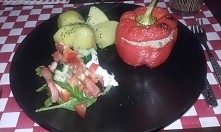 Mięso mielone zapiekane w papryce+ ziemniaczki + surówka ze szpinaku,pomidorów i ogórka z fetą :)
