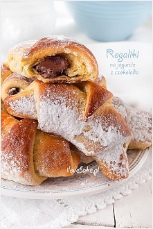 Rogaliki drożdżowe na jogurcie z kremem czekoladowym