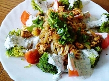 Kurczak z brokułami i makaronem razowym.