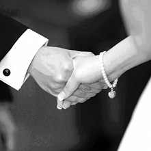 "Nigdy nie ignoruj kogoś kto troszczy się o Ciebie, bo pewnego dnia zrozumiesz, że straciłeś diament, gdy byłeś zajęty zbieraniem kamieni."