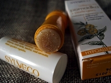 SYLVECO Pomadka z peelingiem - moja nowa miłość <3 
Usta nareszcie gładziutkie i wszelakie pomadki i szminki ładnie na nich wyglądają.