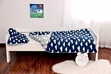 Chmurki na granatowym tle. ...