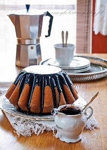 Babka waniliowa w polewie czekoladowej.