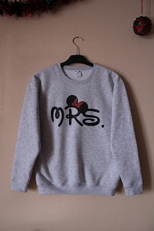 czy ta bluza pasuje do czarnej spódnicy?