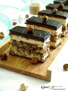 Ciasto Prince Polo
Polecam wielbicielom orzechowych smaków i wafelków prince polo.

Składniki: (blaszka 22x 33 cm)

ciasto:

7 białek
szczypta soli
150 g cukru
100 g mielonych o...